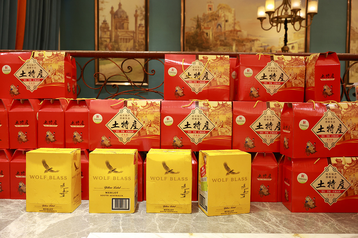 華商建設集團辭舊迎新晚會，攜手同行，再創(chuàng)輝煌